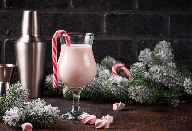 Rosa Weihnachtscocktail mit Eibisch