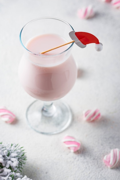 Rosa Weihnachtscocktail mit Marshmallow