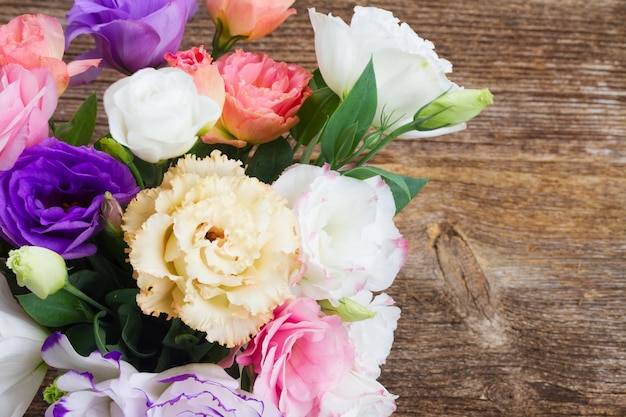 Rosa-weiße und violette Blüten