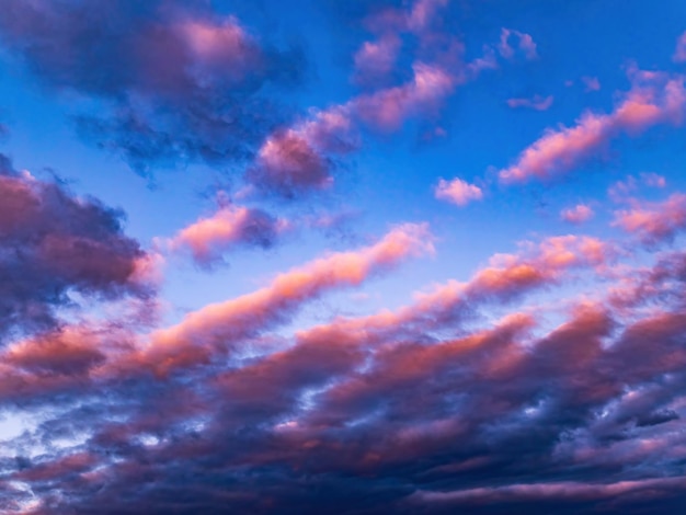 Rosa Wolken in den Strahlen des Sonnenuntergangs