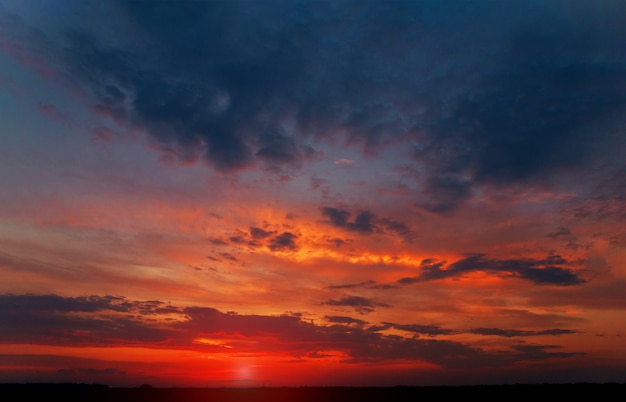 Rosa Wolken mischen in den Wolken des blauen Himmels bei Sonnenuntergang.