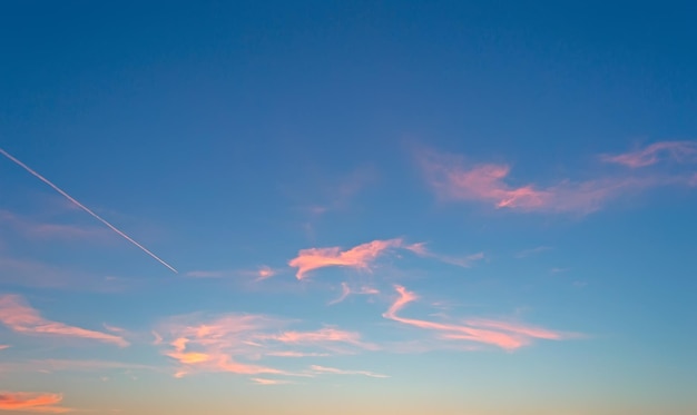 Rosa Wolken und blauer Himmel bei Sonnenuntergang