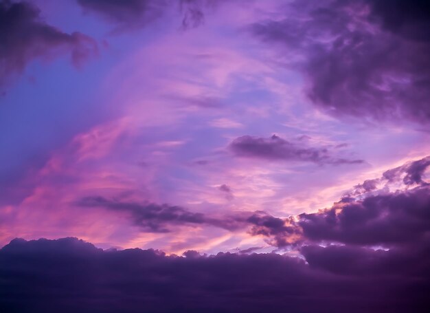 Rosa Wolken und lila blauer Himmel