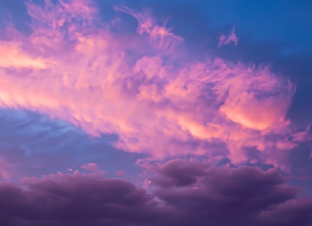 Rosa Wolken und lila blauer Himmel