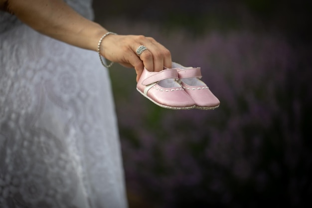 Rosafarbene Babyschuhe in einer geschlechtsspezifischen Situation