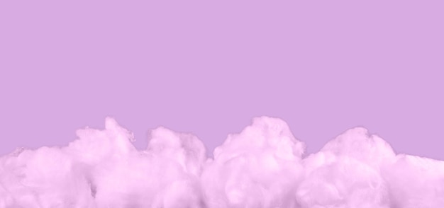 Rosafarbene Baumwollwolken auf violettem Hintergrund Monochromes surreales Banner mit Kopierbereich