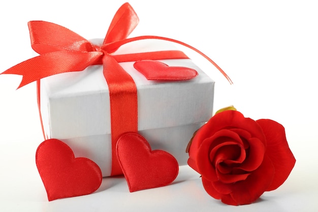 Rosafarbene Blume der Geschenkbox und dekoratives Herz lokalisiert auf Weiß