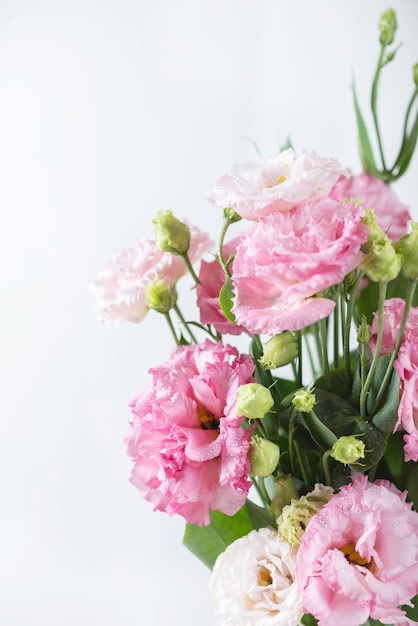 Rosafarbene Lisianthus-Blumen in weißer Vase