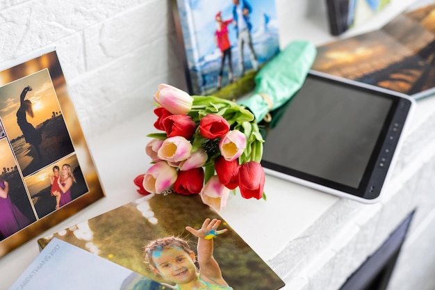 rosafarbene Tulpen auf dem Fotobuch auf hellem Hintergrund.