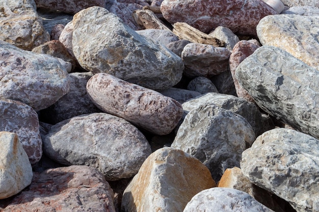 Rosafarbene und graue Felsen an einem Strand im Norden Spaniens