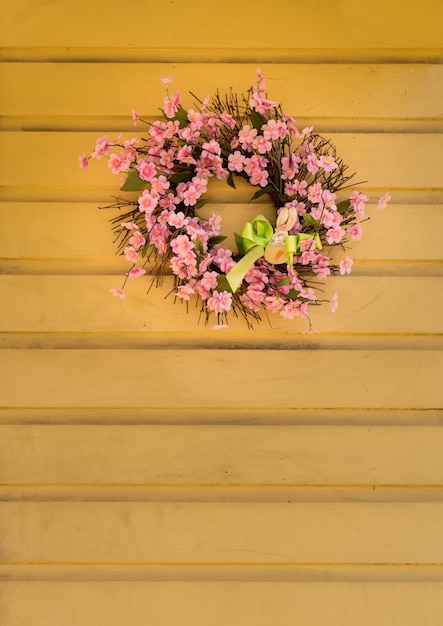 Rosafarbener Blumenkranz zu Ostern mit Hasen dekoriert