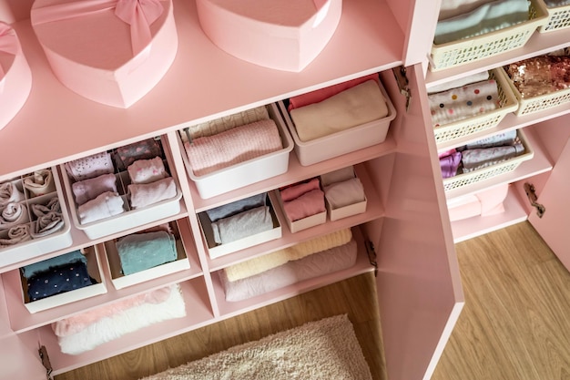 Rosafarbener Schrank für weibliche Kinder mit bequemer vertikaler Aufbewahrungsbox für Kleidung