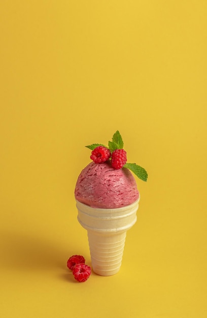 Rosafarbenes Eis mit Waffelkegel Minimaler sommerlicher Hintergrund Food-Styling-Konzept
