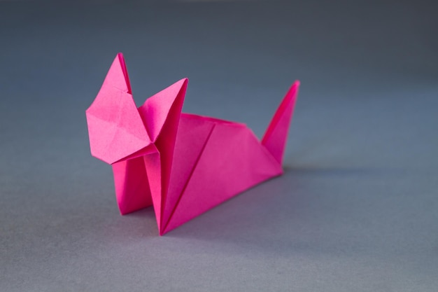 Rosafarbenes Papierkatzen-Origami isoliert auf grauem Hintergrund