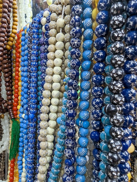 Foto rosários de plástico coloridos close-up tiro no mercado lindas contas de oração muçulmanas vista de perto termas coloridas para orações contas religiosas com cordas coloridas vista de mercado de rosário de plástico