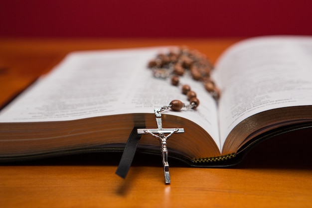 Rosarios descansando sobre la Biblia abierta