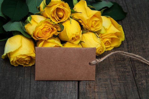 Rosas amarelas em uma mesa