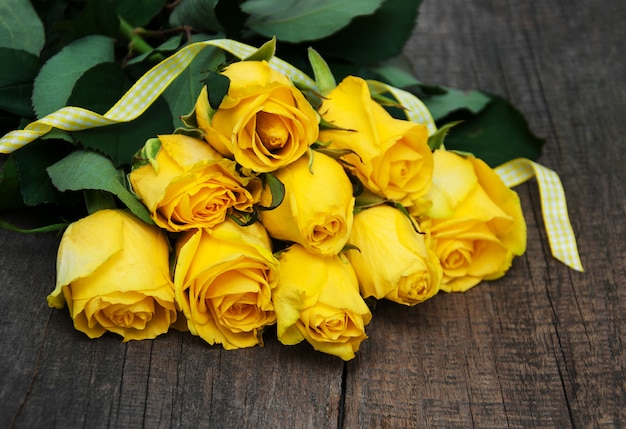 Foto rosas amarelas em uma mesa