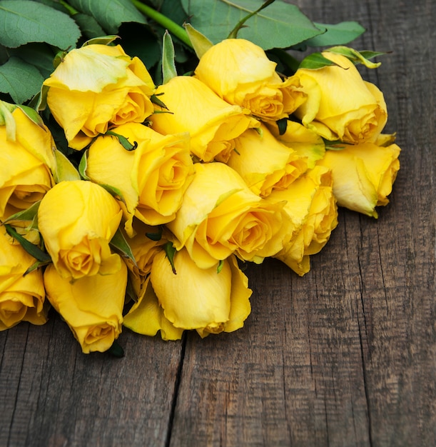 Rosas amarillas sobre una mesa