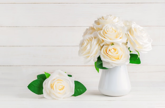 Rosas artificiales blancas en florero