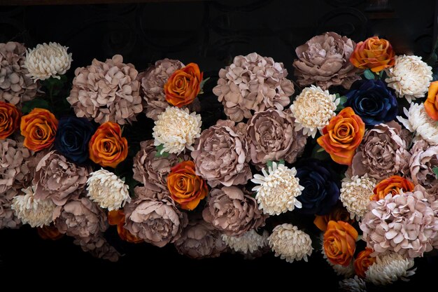 Las rosas artificiales como arte floral en vista