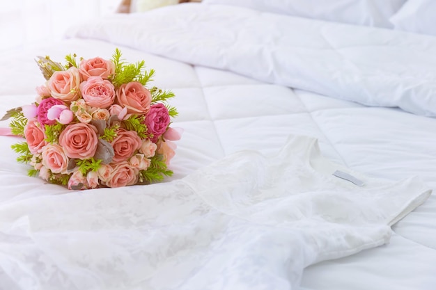 Foto rosas blancas en la cama