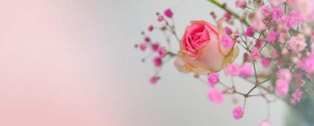 Rosas blancas y crisantemos sobre un fondo blanco. ramo de novia. antecedentes. Colores pastel suaves. Fondo para postales, invitaciones y saludos.