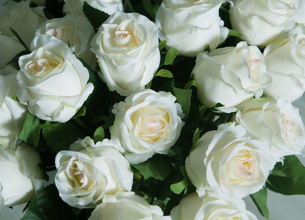 Rosas blancas en un florero de vidrio