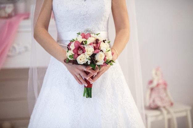 Rosas blancas en manos de la novia