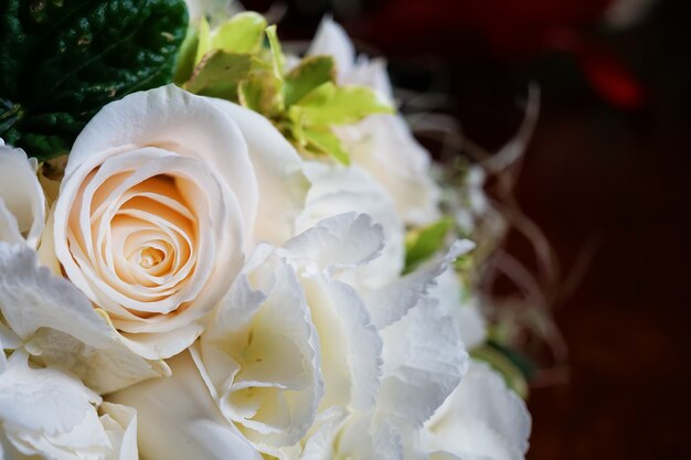 Rosas blancas en el ramo de novia.