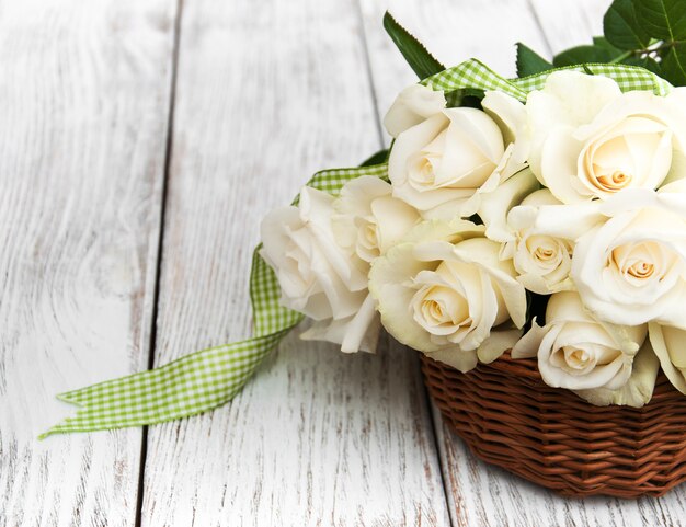 Rosas brancas em uma cesta