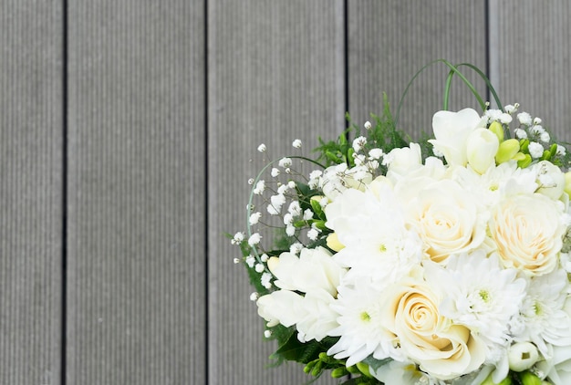 Rosas brancas frescas freesia e flores de mãe buquê de casamento em fundo de madeira