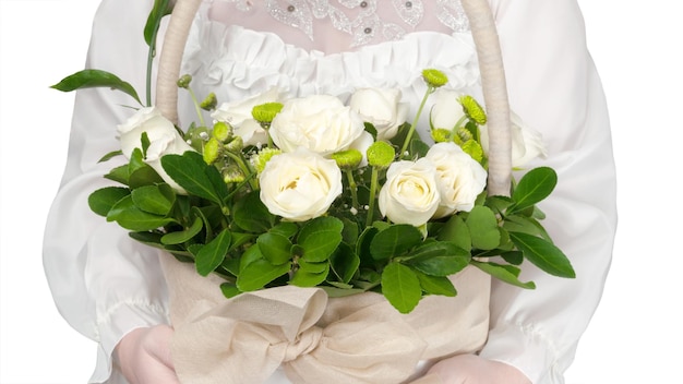 Rosas brancas na cesta da noiva