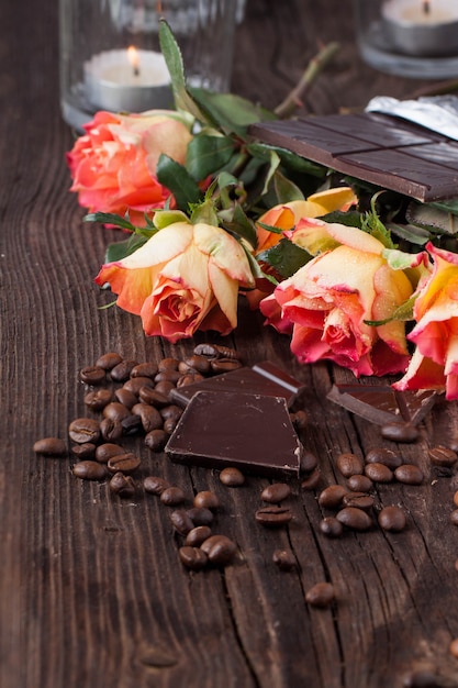 Rosas, chocolate e grãos de café