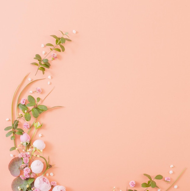 Rosas cor de rosa com folhas em fundo de papel