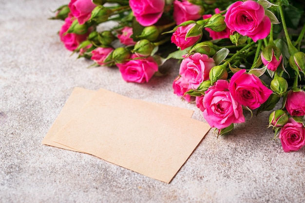 Foto rosas cor de rosa e cartão