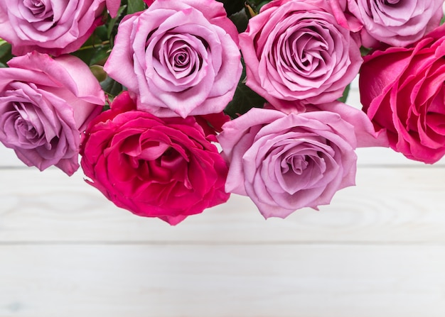 Rosas cor de rosa em fundo de madeira