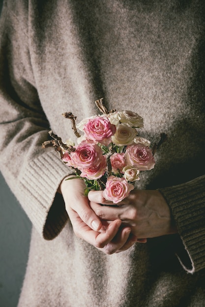 Rosas cor de rosa em mãos femininas