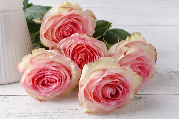 Rosas cor de rosa na mesa de madeira