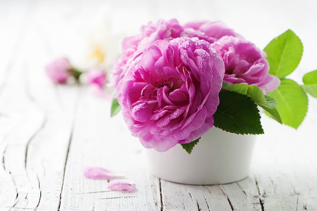 Rosas cor de rosa na mesa de madeira