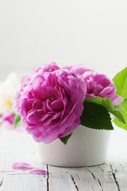 Rosas cor de rosa na mesa de madeira