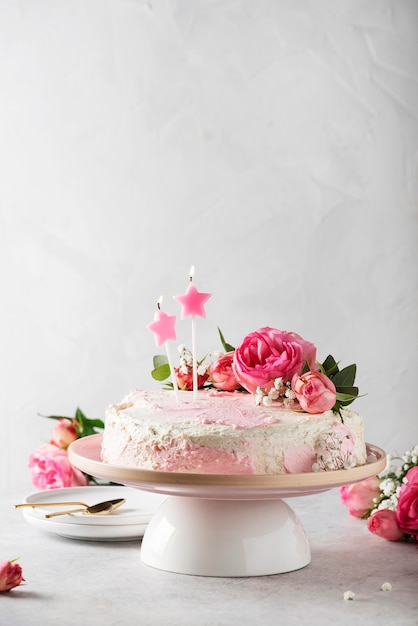 Rosas cor-de-rosa na mesa