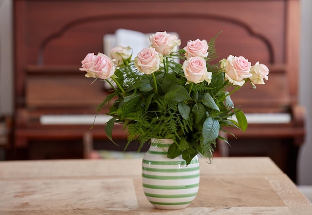 Rosas cor de rosa Uma linda rosa vermelha e rosa em um vaso