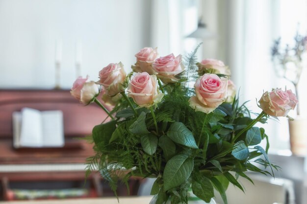 Rosas cor de rosa Uma linda rosa vermelha e rosa em um vaso