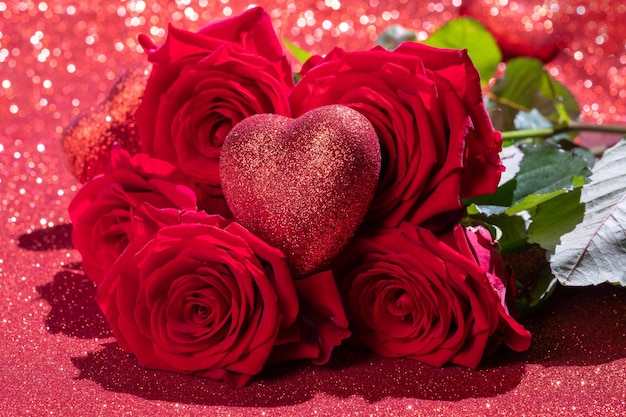 Rosas y corazón rojo de San Valentín sobre fondo rojo brillo Tarjeta de San Valentín