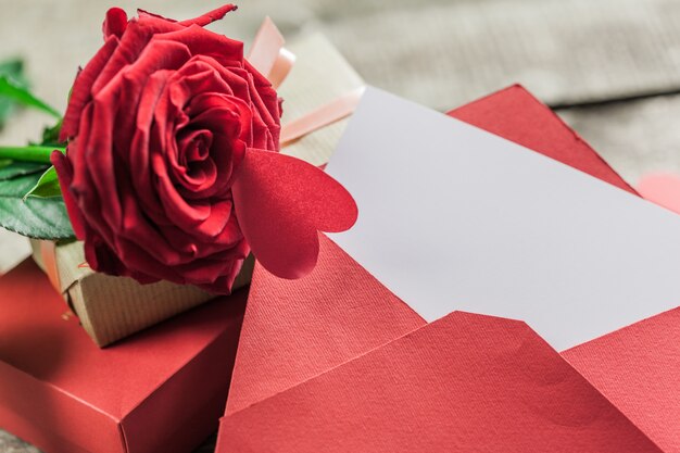 Rosas y un corazón sobre tabla de madera.