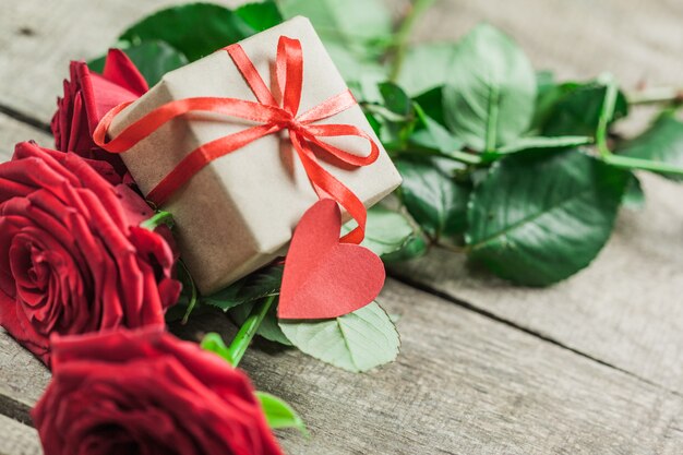Rosas y un corazón en tablero de madera, día de San Valentín