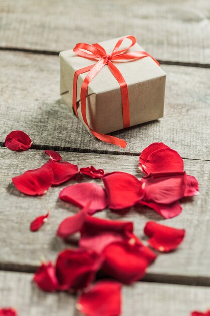 Rosas y un corazón en tablero de madera, día de San Valentín