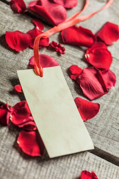 Rosas y corazones sobre tabla de madera