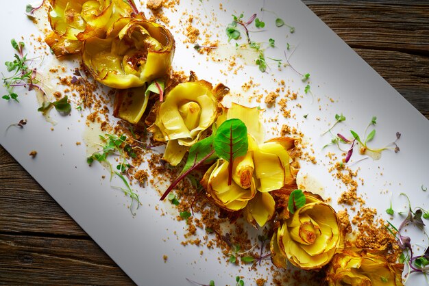 Rosas de alcachofra com trufas e vinagrete